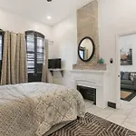 Sleep 10 Next To Superdome And Downtown