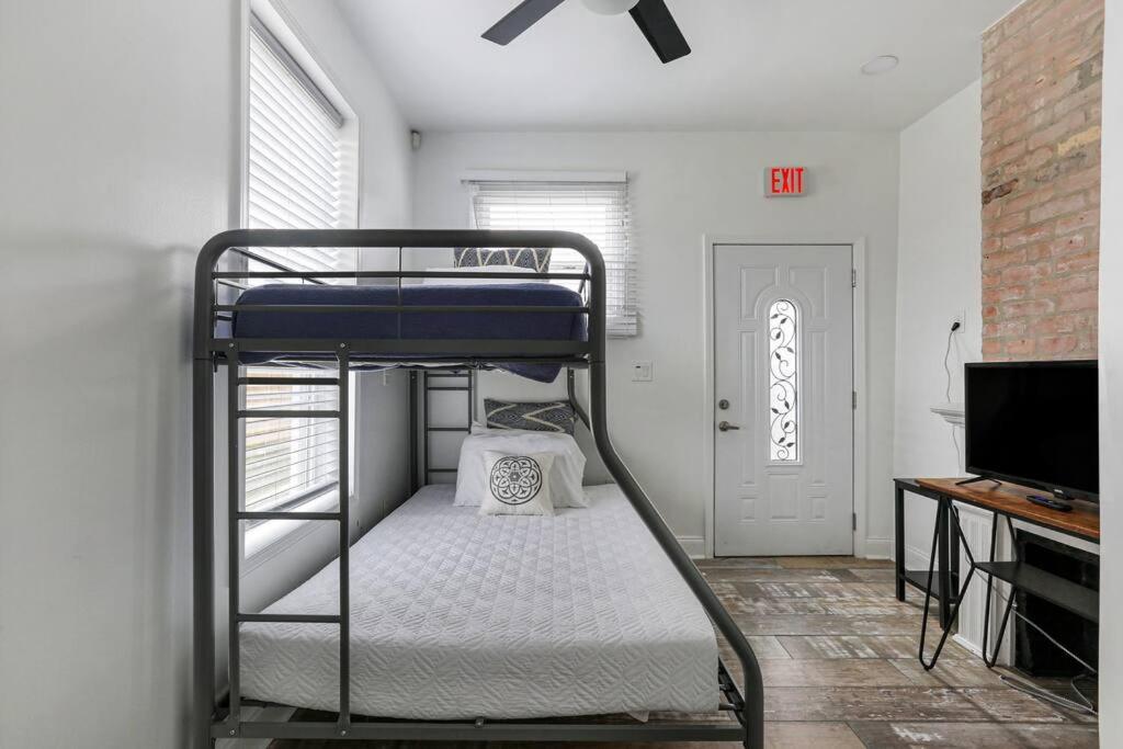 Sleep 10 Next To Superdome And Downtown *