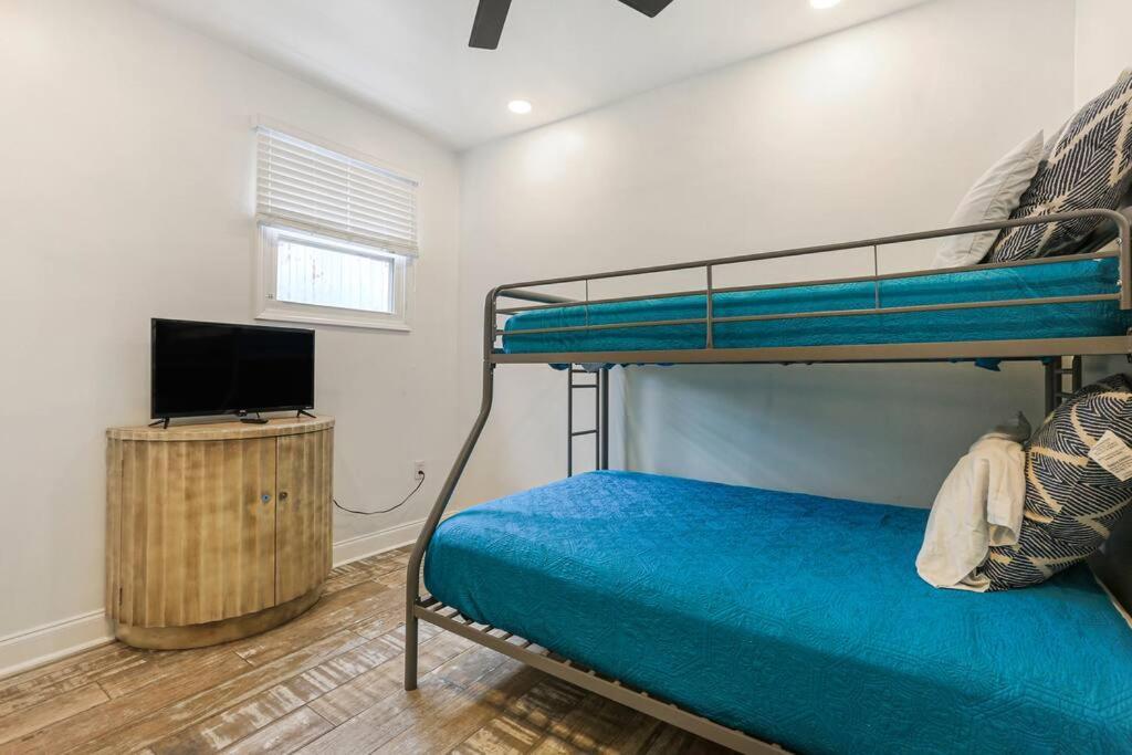 Sleep 10 Next To Superdome And Downtown