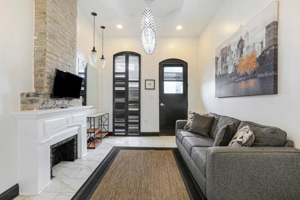 Sleep 10 Next To Superdome And Downtown