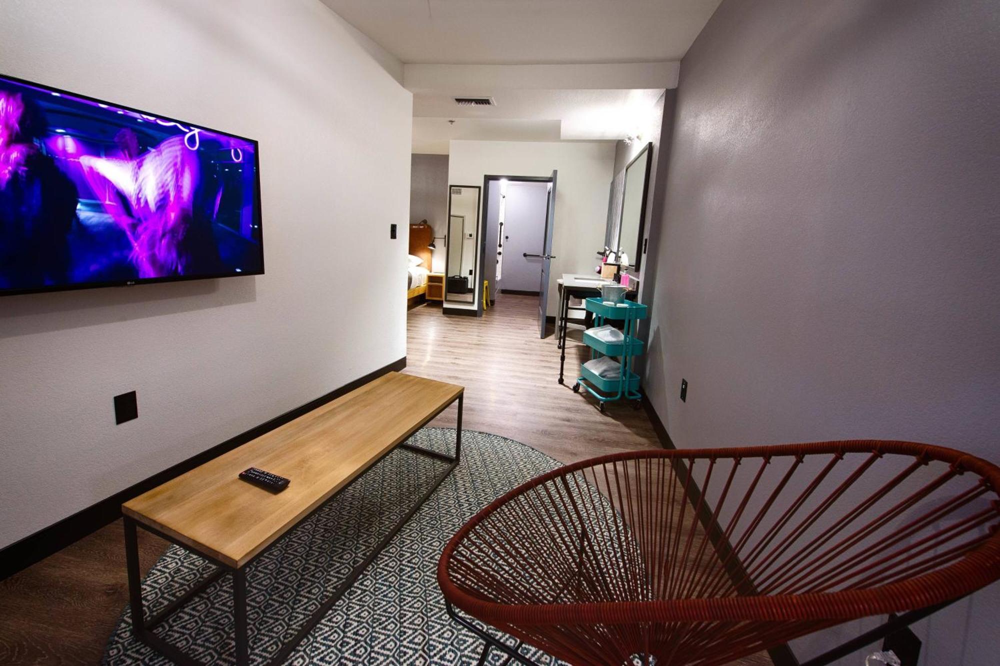 Moxy Downtown/french Quarter Area Hotel