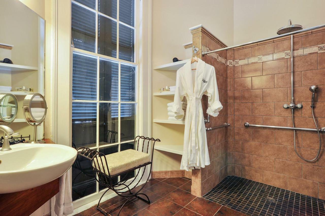 Ashton's Bed & Breakfast 2*