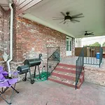 Spacious New Orleans Retreat With Wet Bar And Yard!
