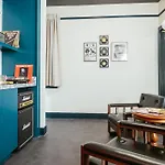 Dew Drop Inn Hotel & Lounge