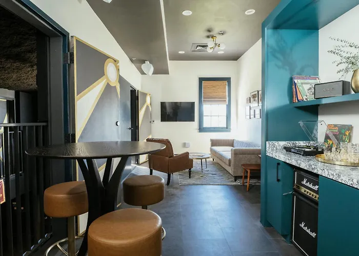 Dew Drop Inn Hotel & Lounge