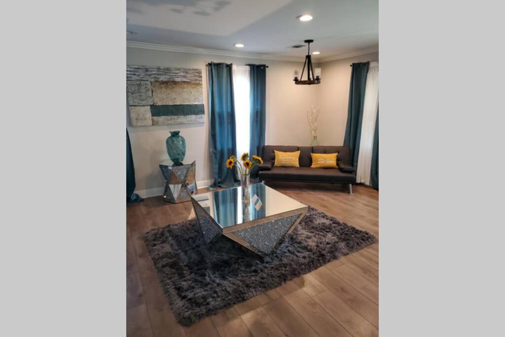Holiday home 10 Mins From Downtown *a Must See *