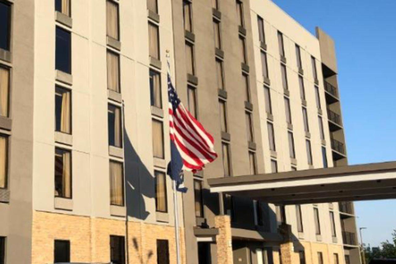 Country & By Radisson, I-10 East, La Hotel 2*