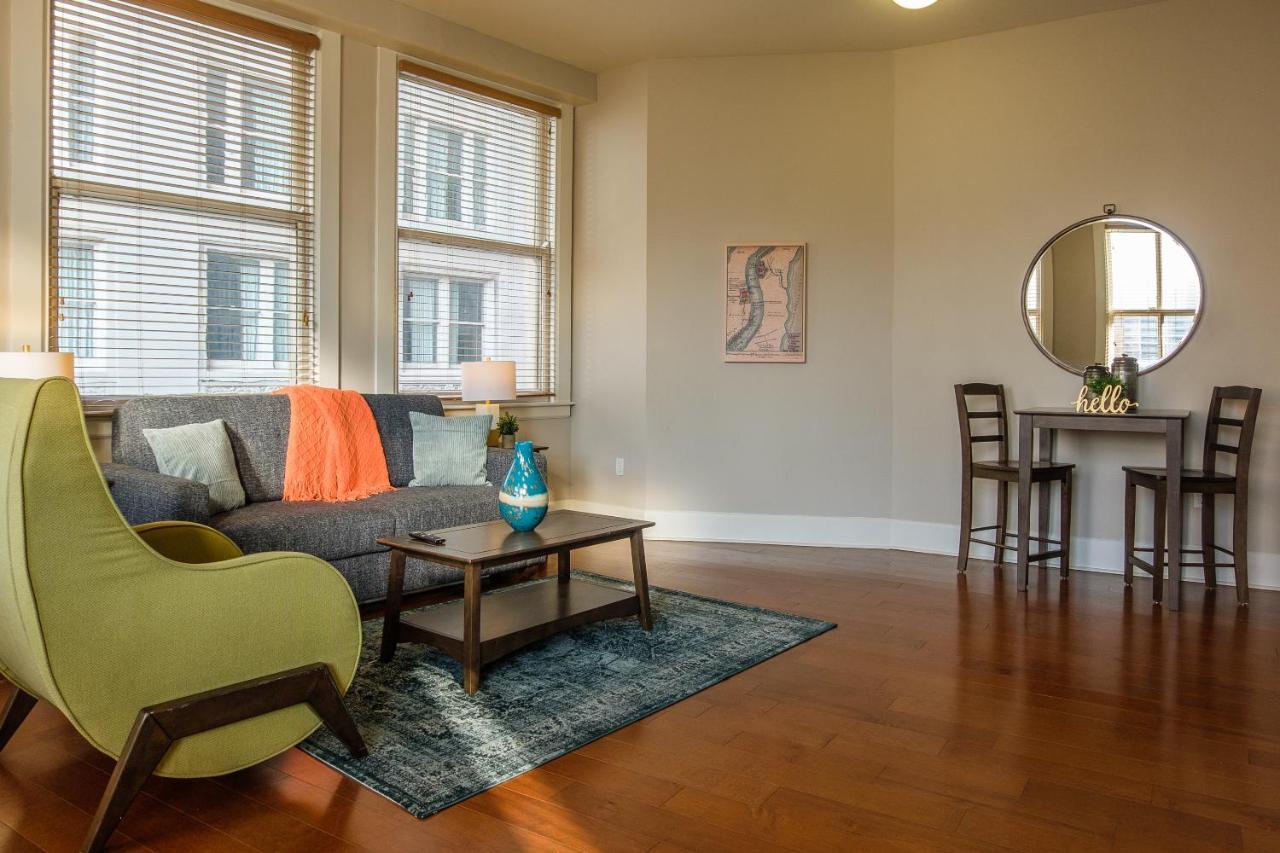 Frontdesk I Hibernia Tower Apts Downtown * New Orleans