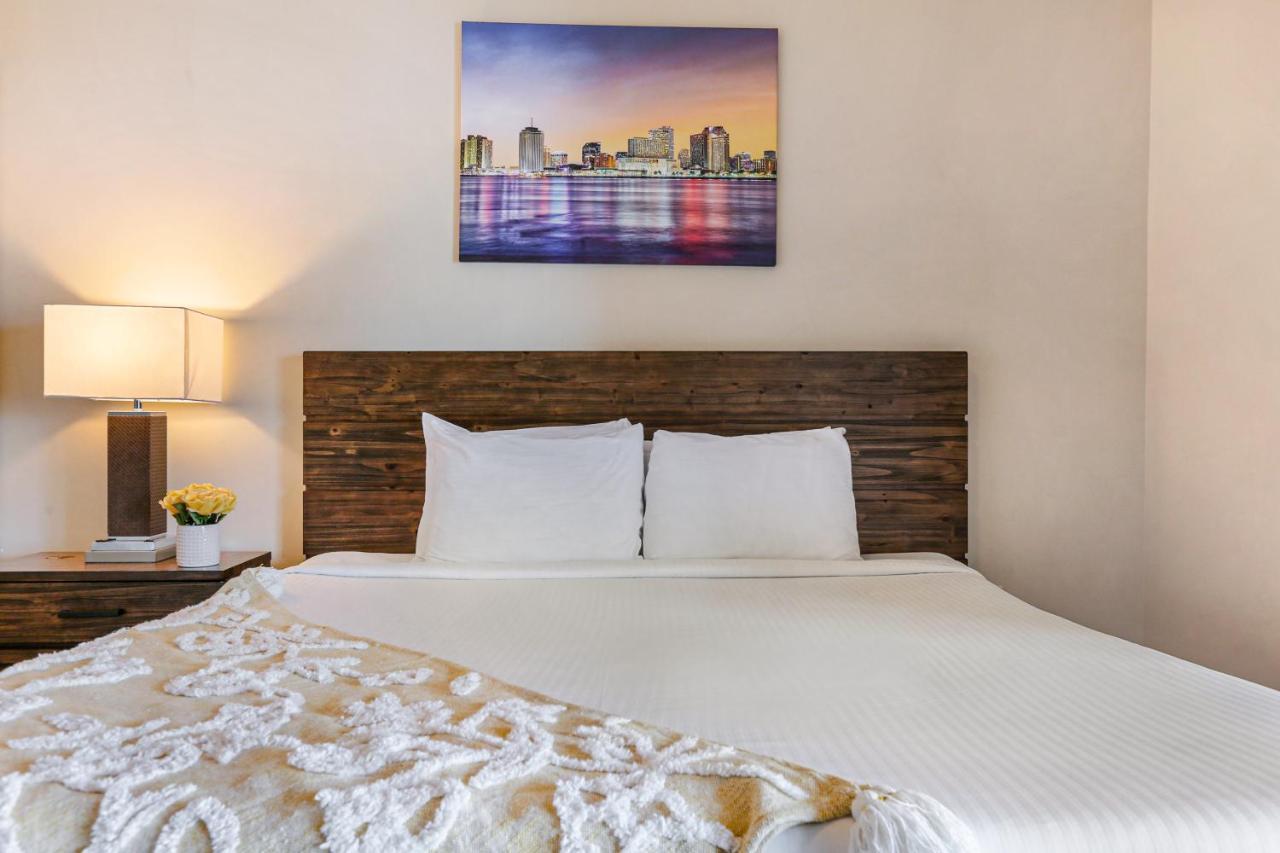 2 Bedroom Elegant In Downtown * New Orleans