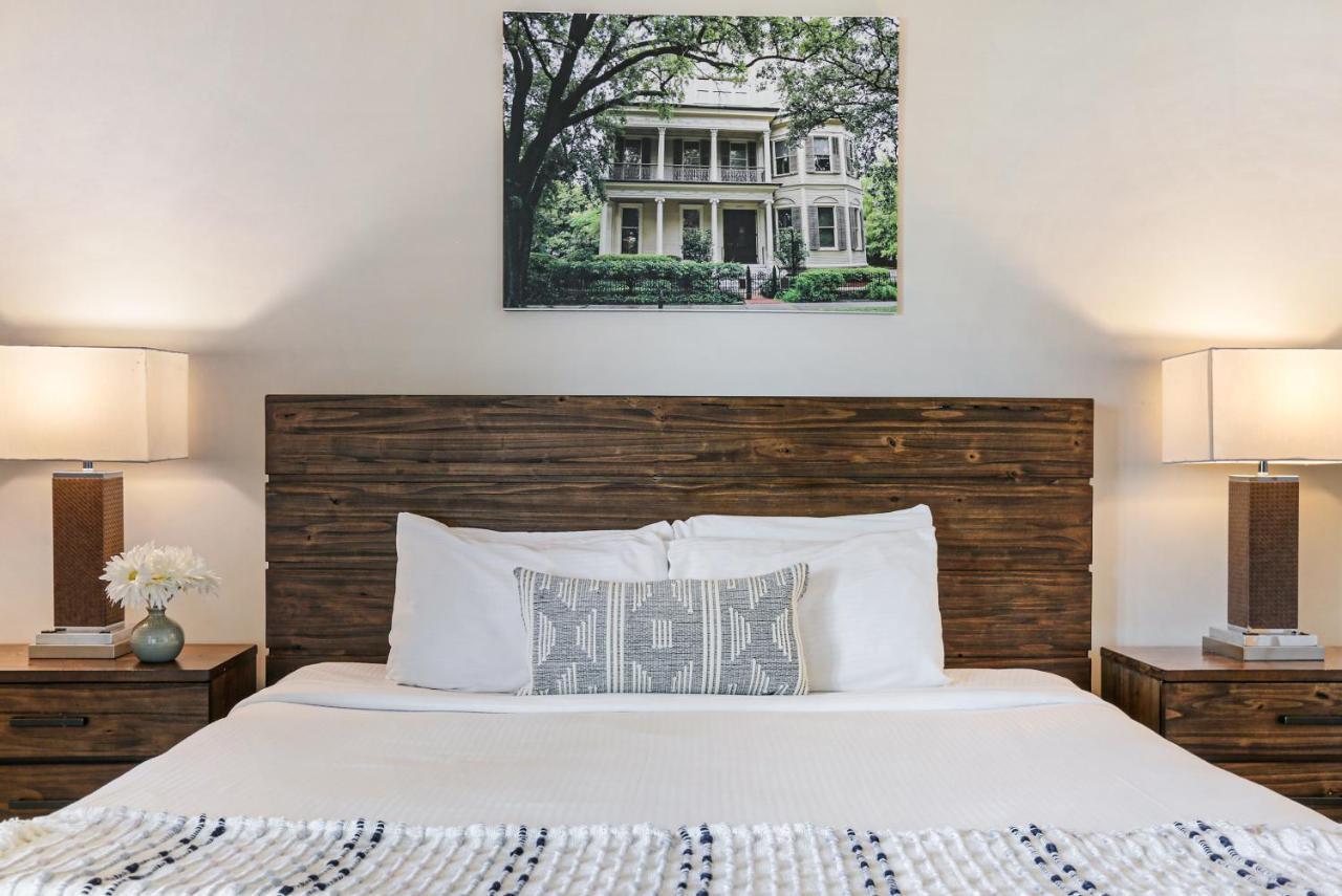 2 Bedroom Elegant In Downtown
