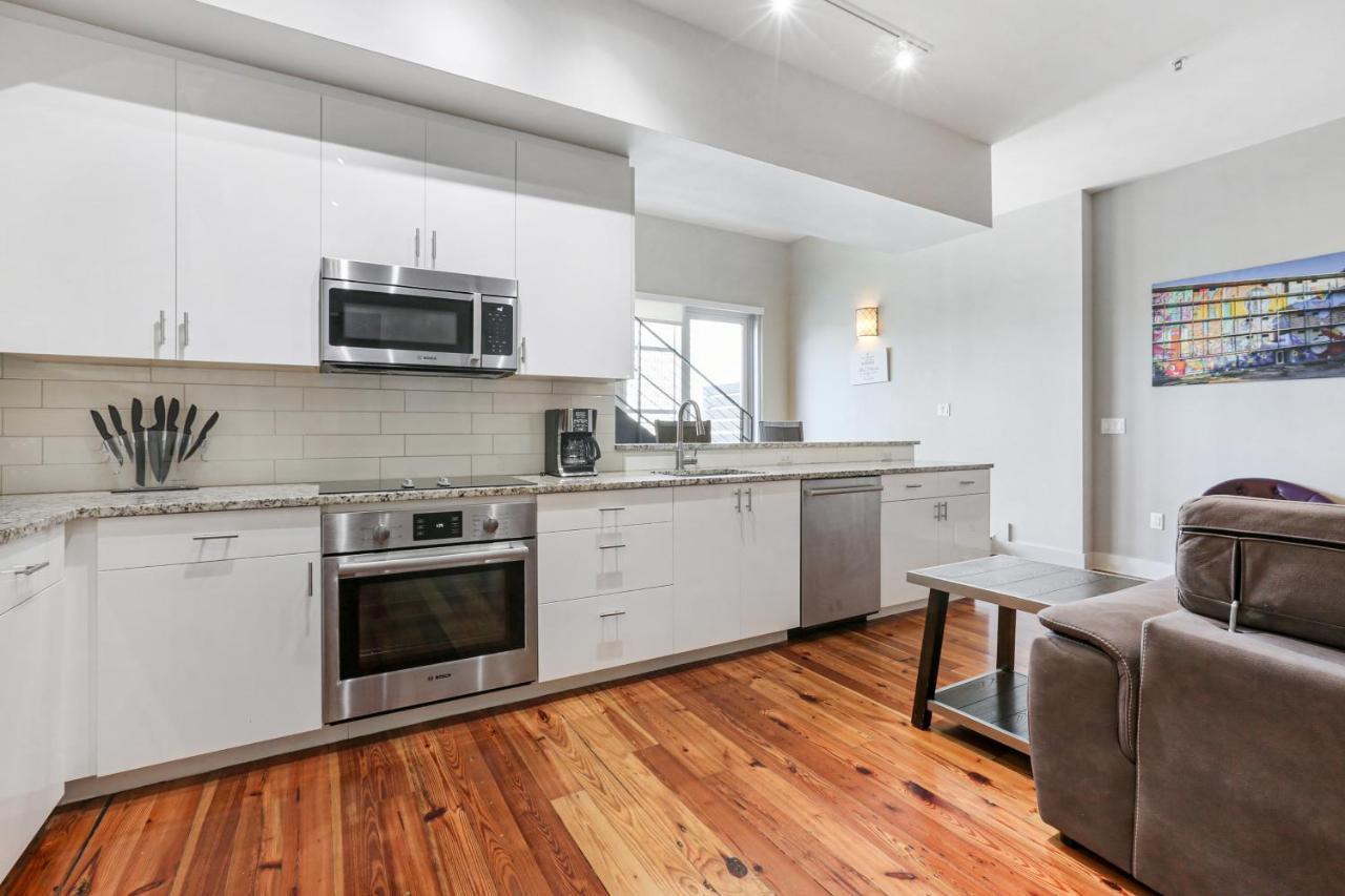 2 Bedroom Elegant In Downtown *