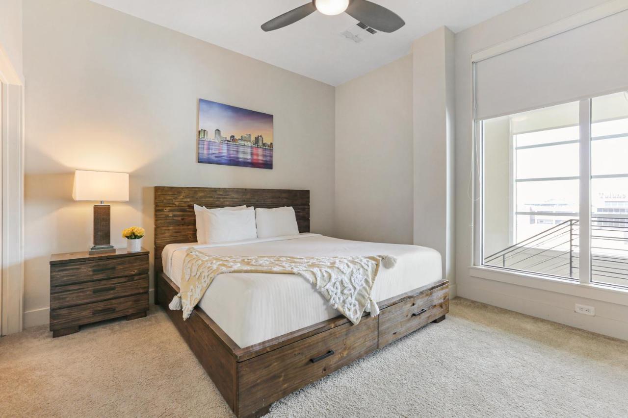 2 Bedroom Elegant In Downtown