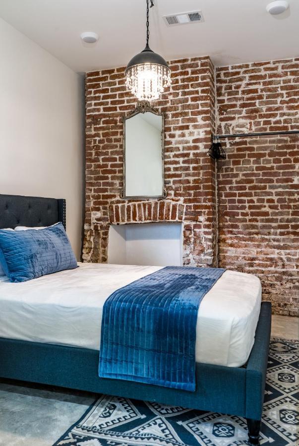 3bd / 6 Guests / Phenomenal Location Apartment *