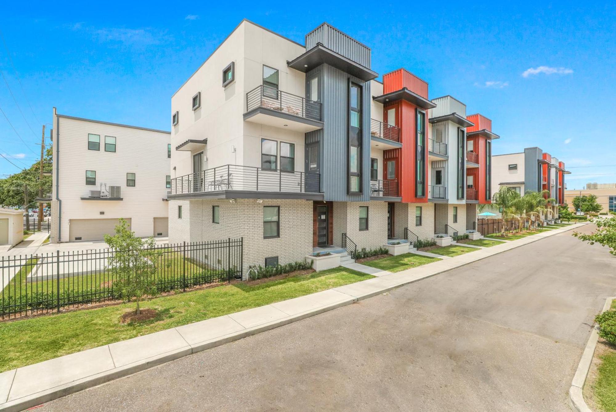 Private Townhouse In A Secure Location *