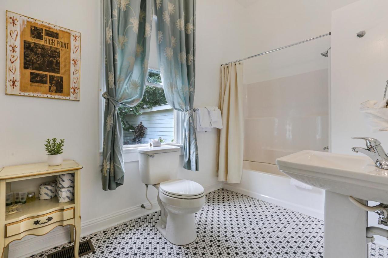 Uptown Spacious 4bd/3ba With Historic Charm