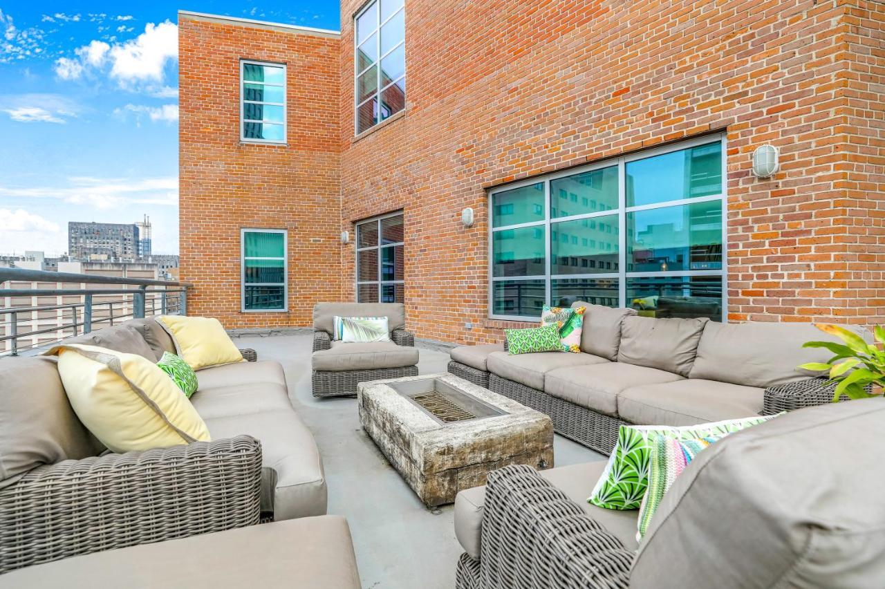 2 Bedroom Elegant In Downtown Apartment
