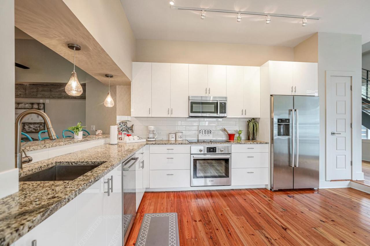2 Bedroom Elegant In Downtown Apartment