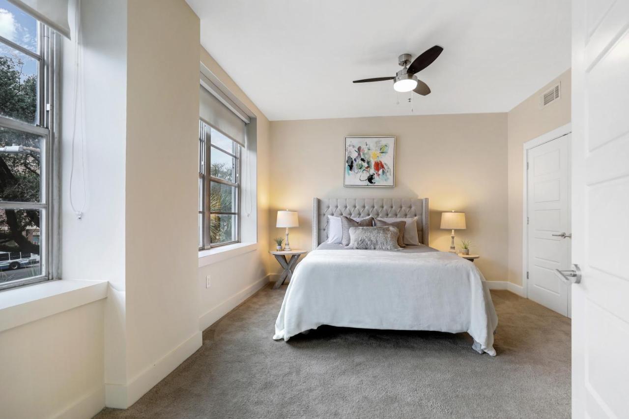 2 Bedroom Elegant In Downtown