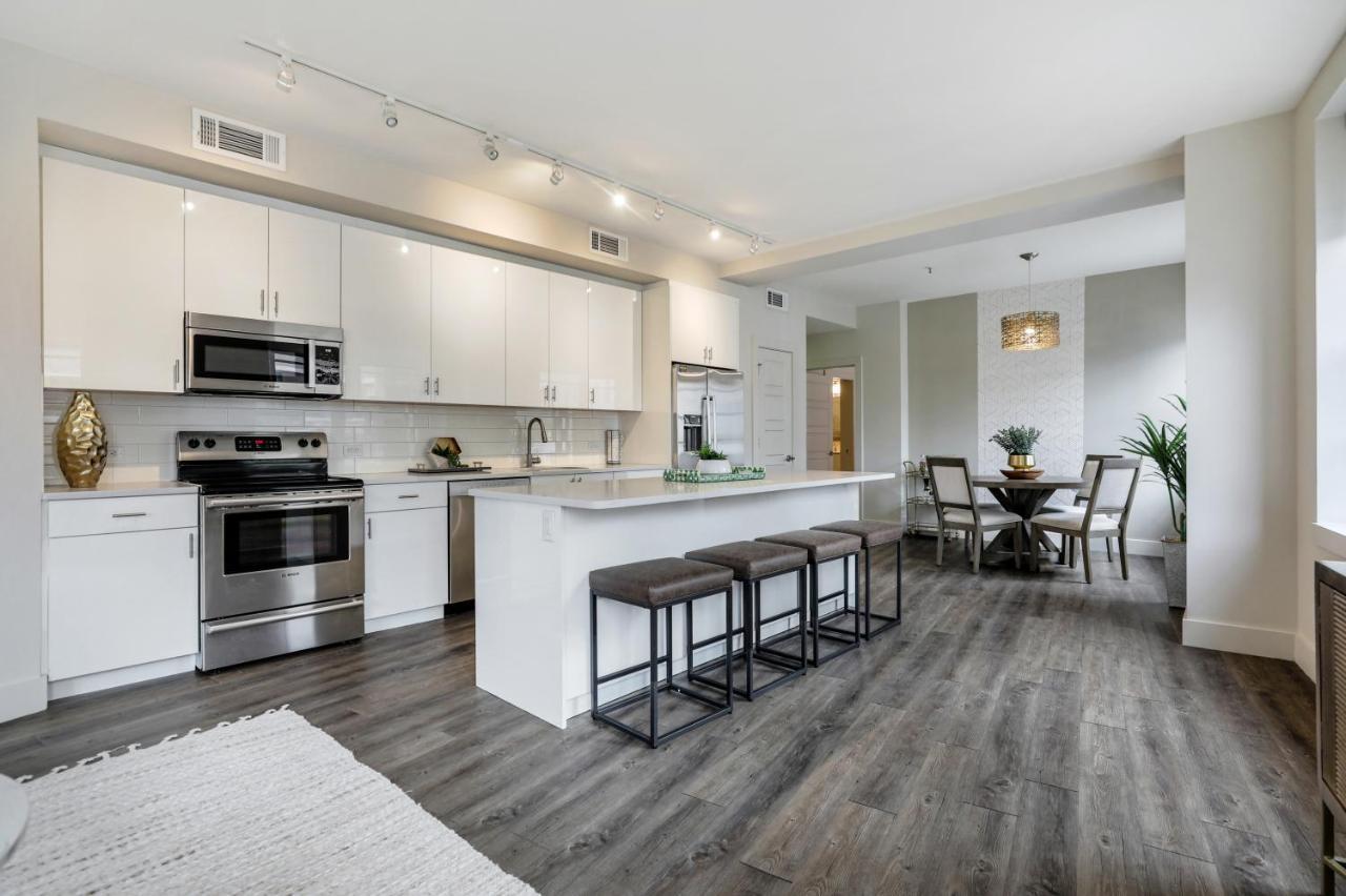 2 Bedroom Elegant In Downtown Apartment *