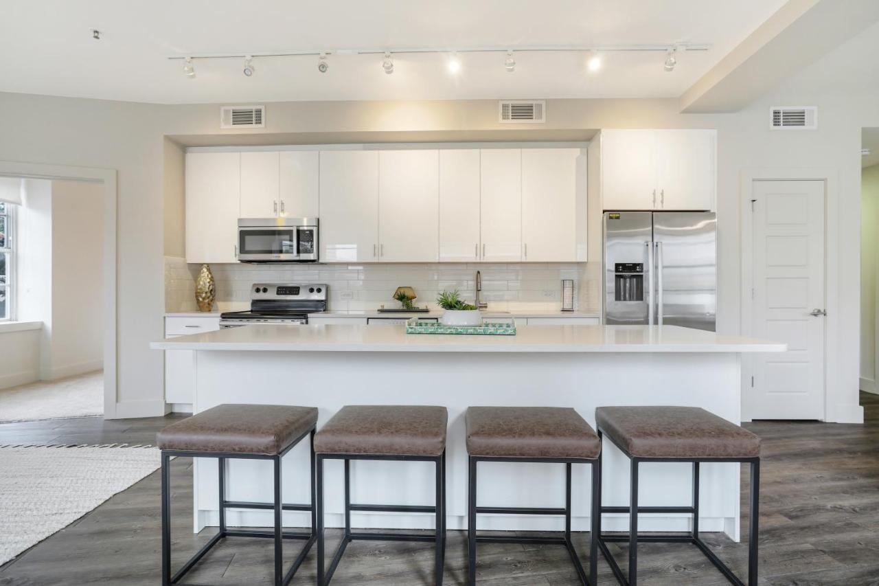 2 Bedroom Elegant In Downtown Apartment *