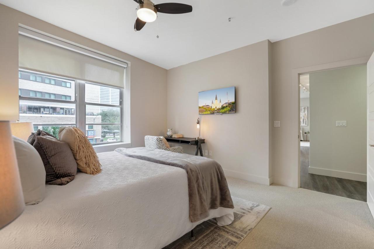 2 Bedroom Elegant In Downtown