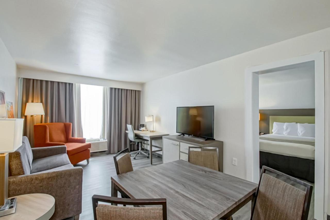 Country & By Radisson, I-10 East, La Hotel 2*