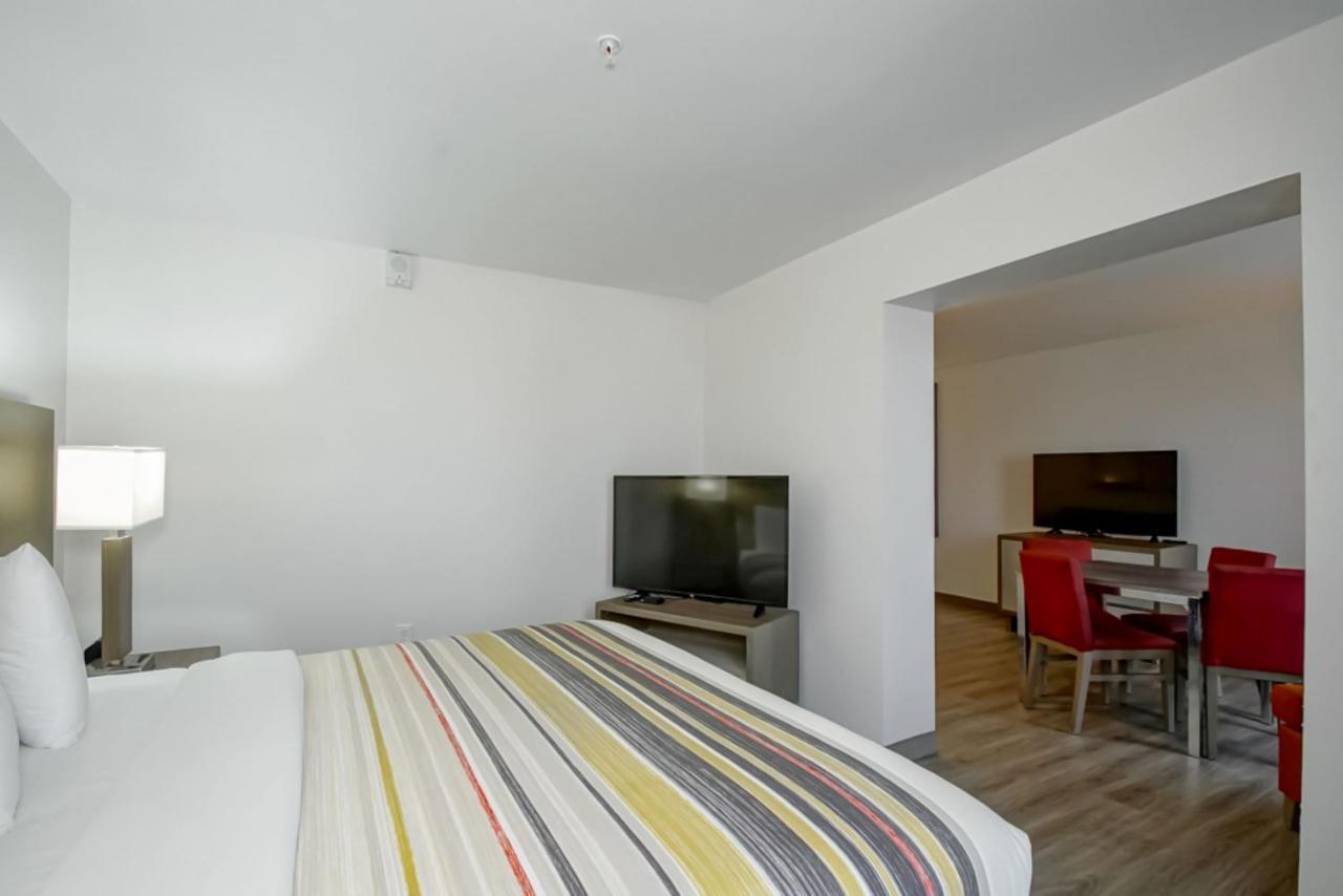 Country & By Radisson, I-10 East, La Hotel 2*