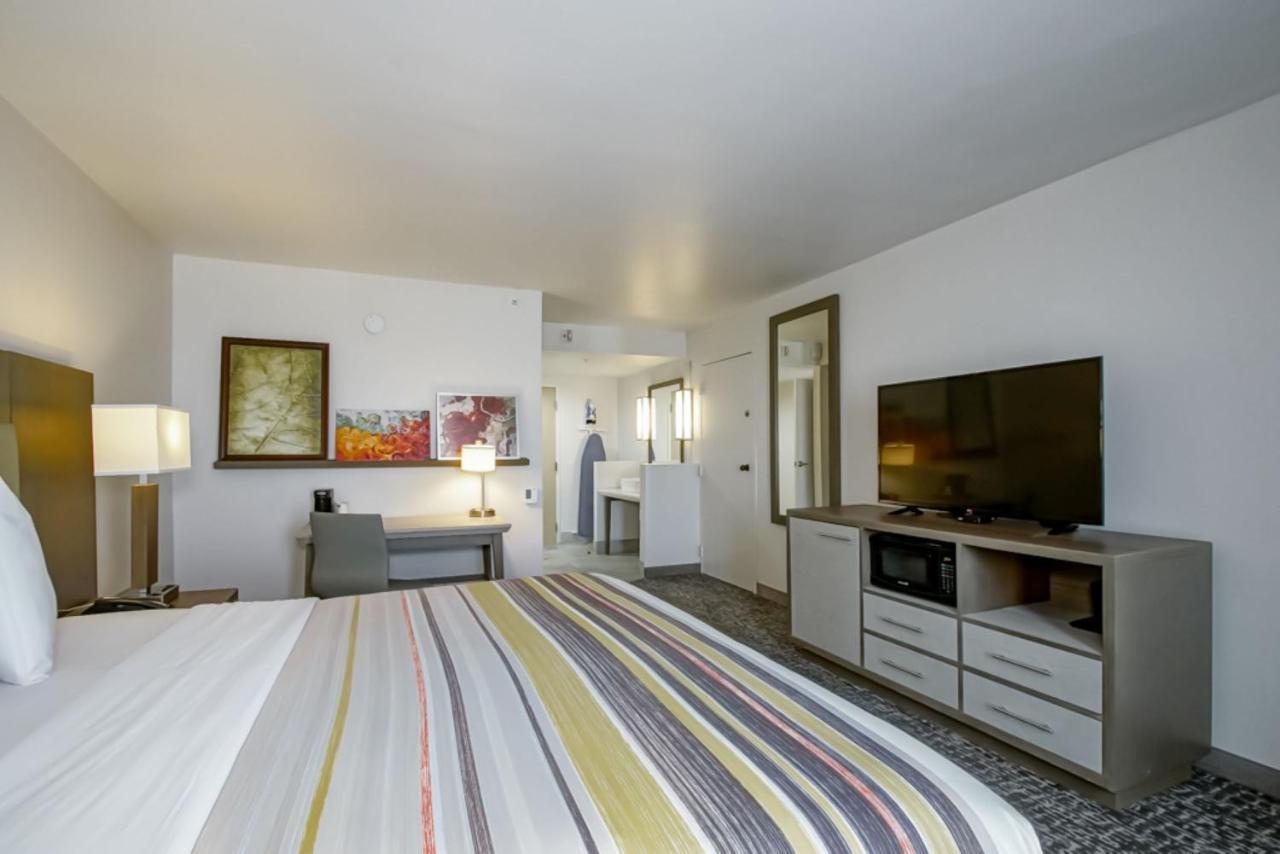 Country & By Radisson, I-10 East, La 2*