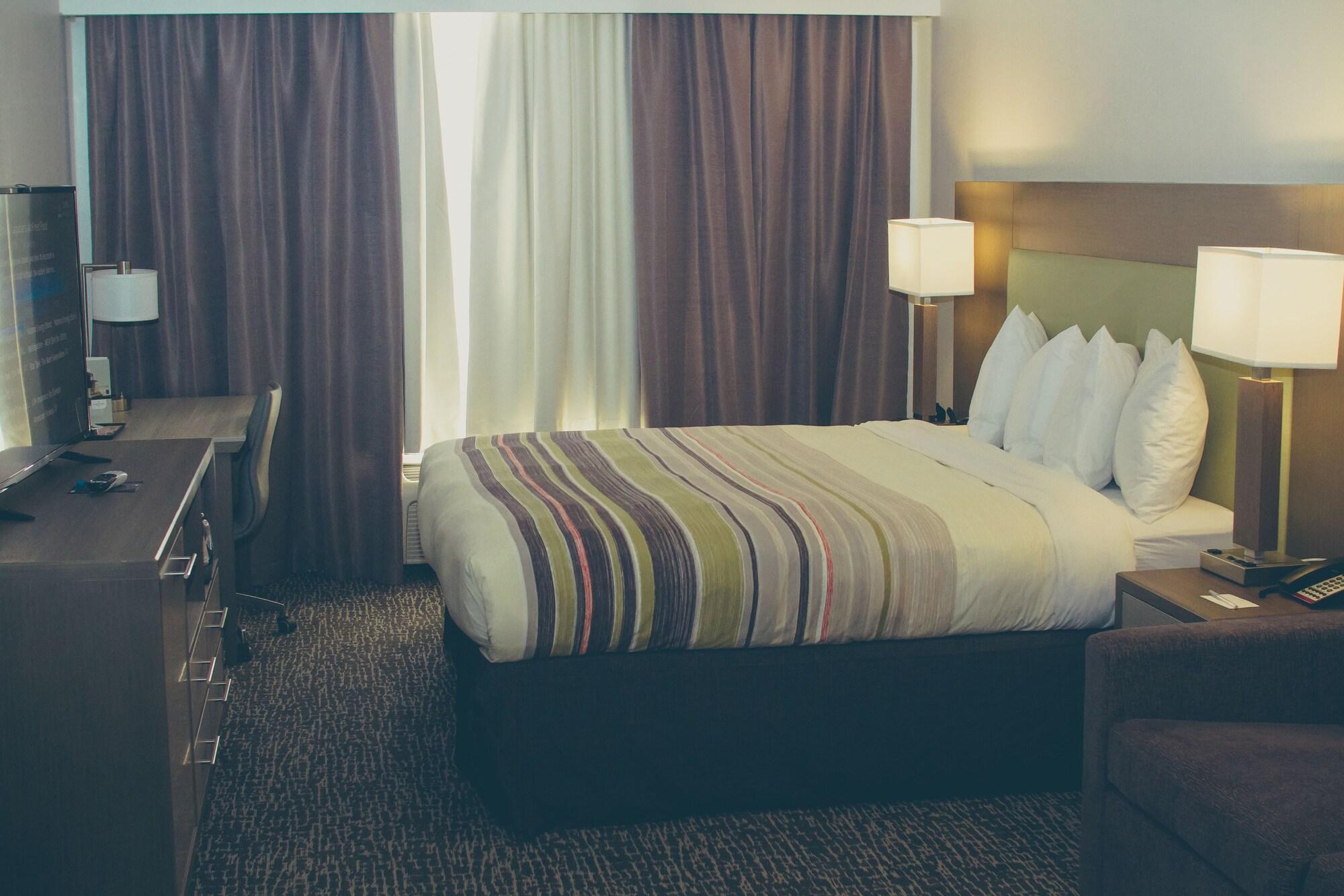 Country & By Radisson, I-10 East, La Hotel 2*