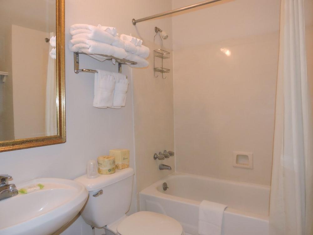 Courtyard By The French Quarter 3*