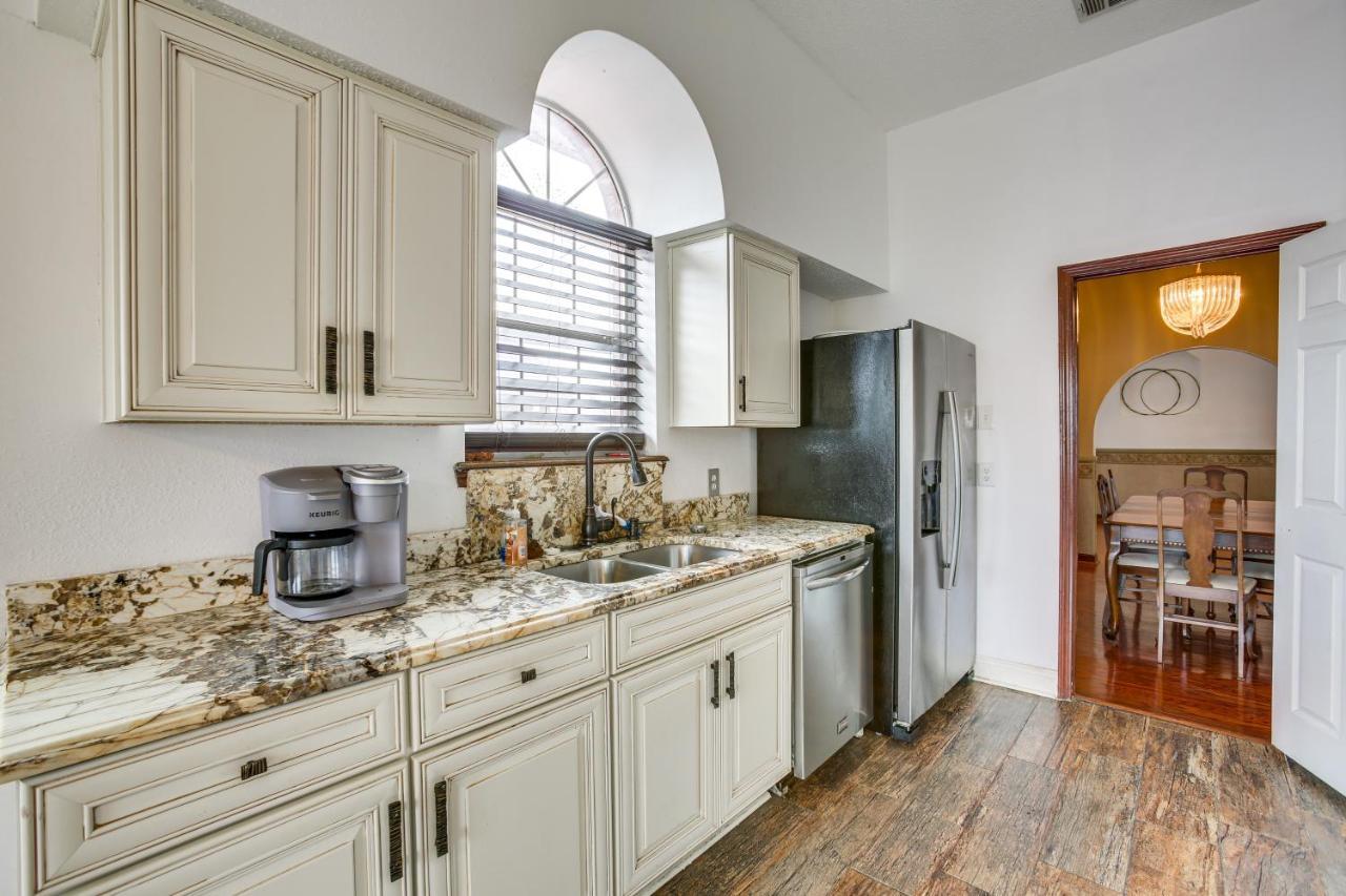 Spacious Retreat With Wet Bar And Yard! Holiday home *