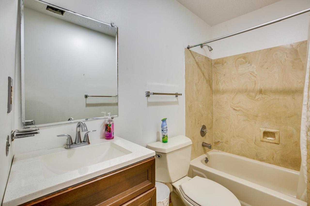 Spacious Retreat With Wet Bar And Yard! Holiday home New Orleans