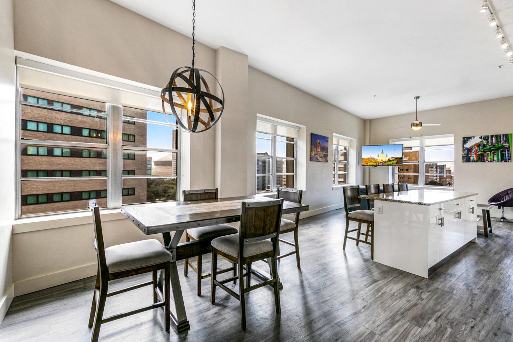 2 Bedroom Elegant In Downtown