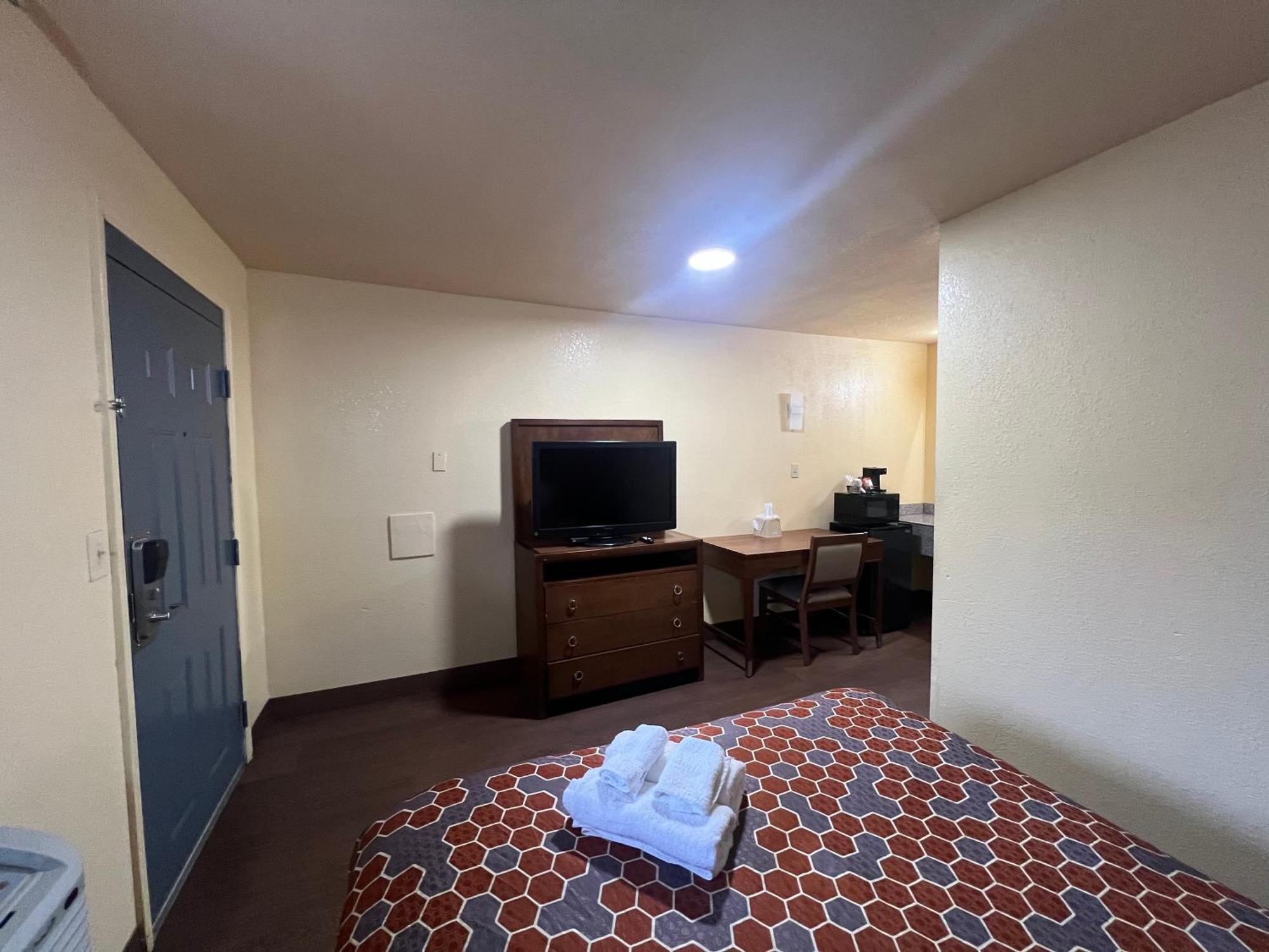 Rodeway Inn & Suites East Hotel