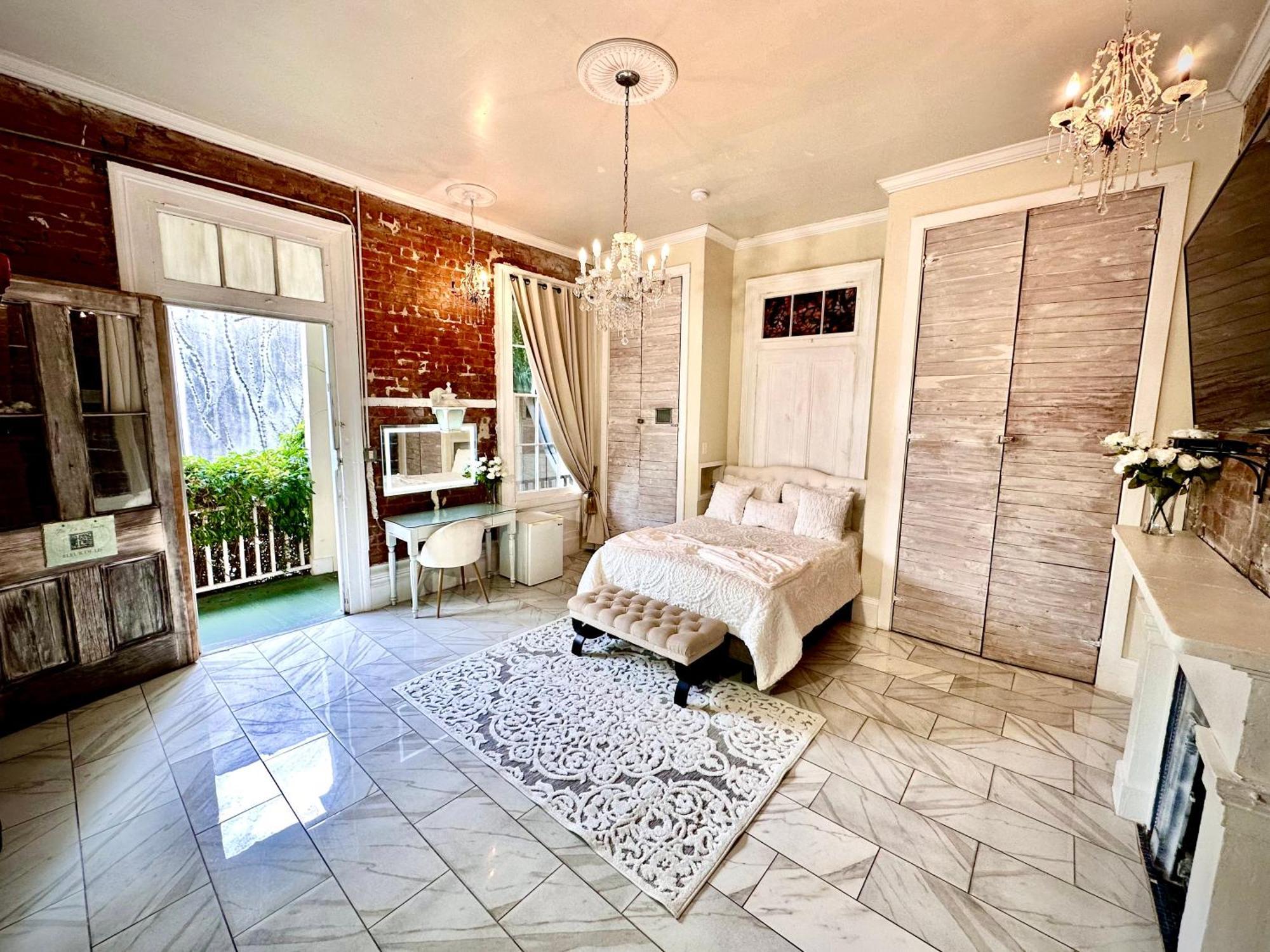 Fleur De Lis Mansion Bed & Breakfast 4*