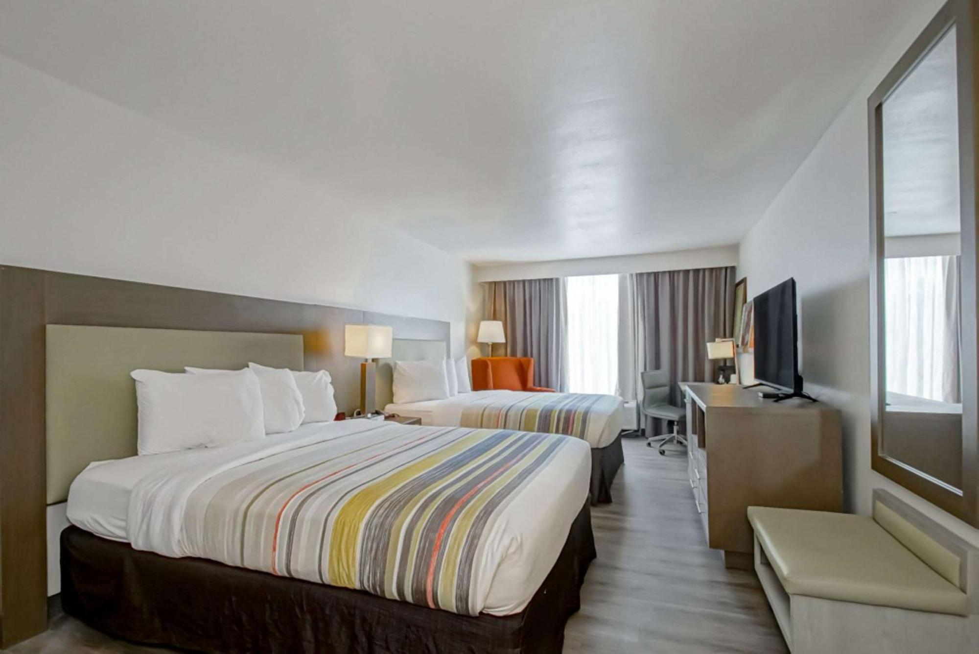 Country & By Radisson, I-10 East, La 2*