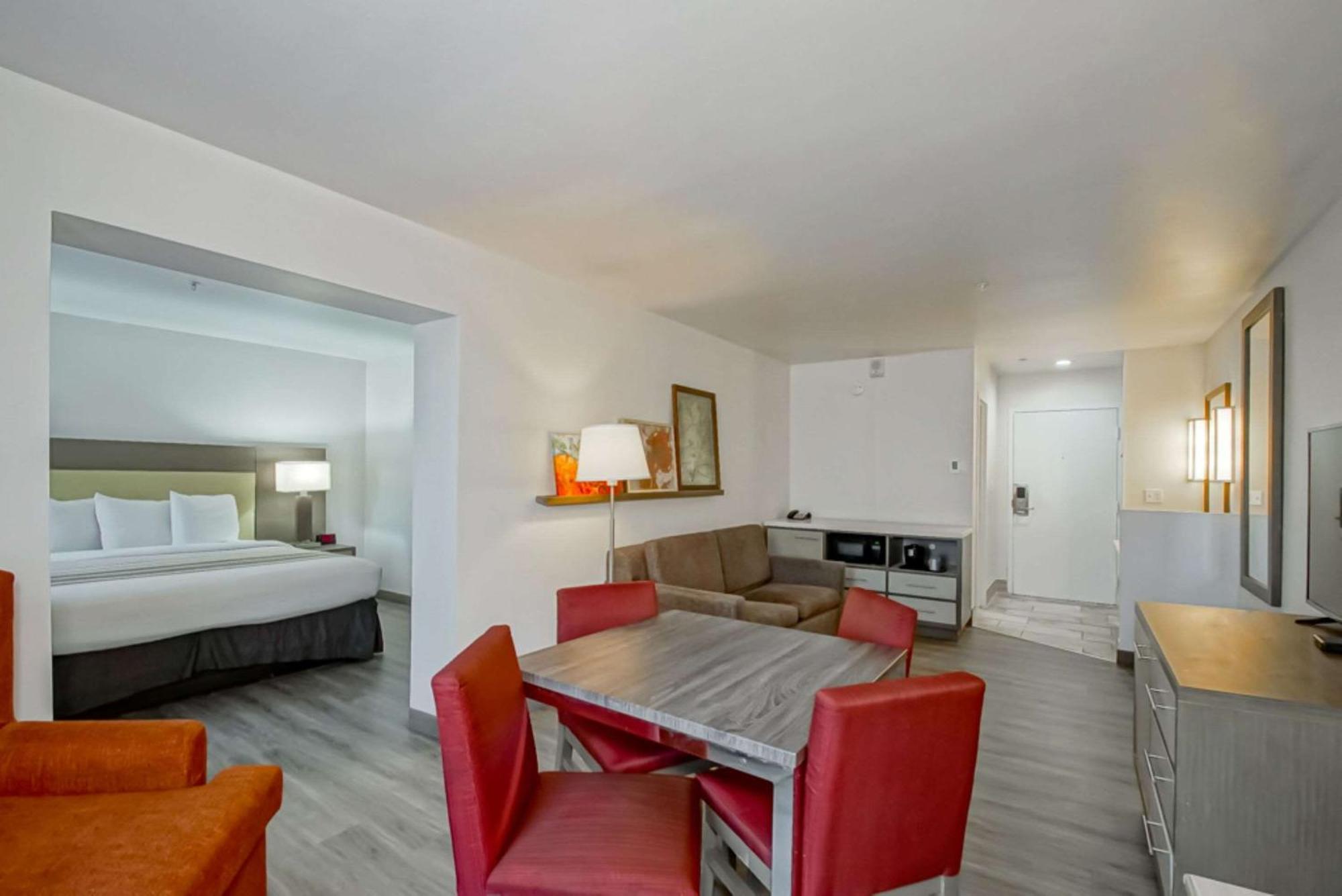 Country & By Radisson, I-10 East, La Hotel 2*
