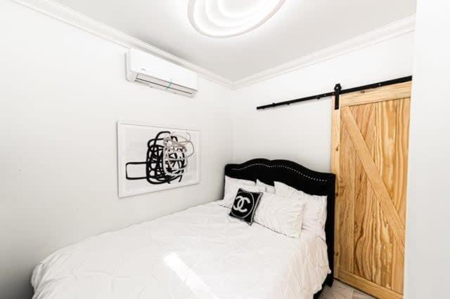 Amazing Modern 5 Bedroom Next To French Qt & Bourbon Apartment