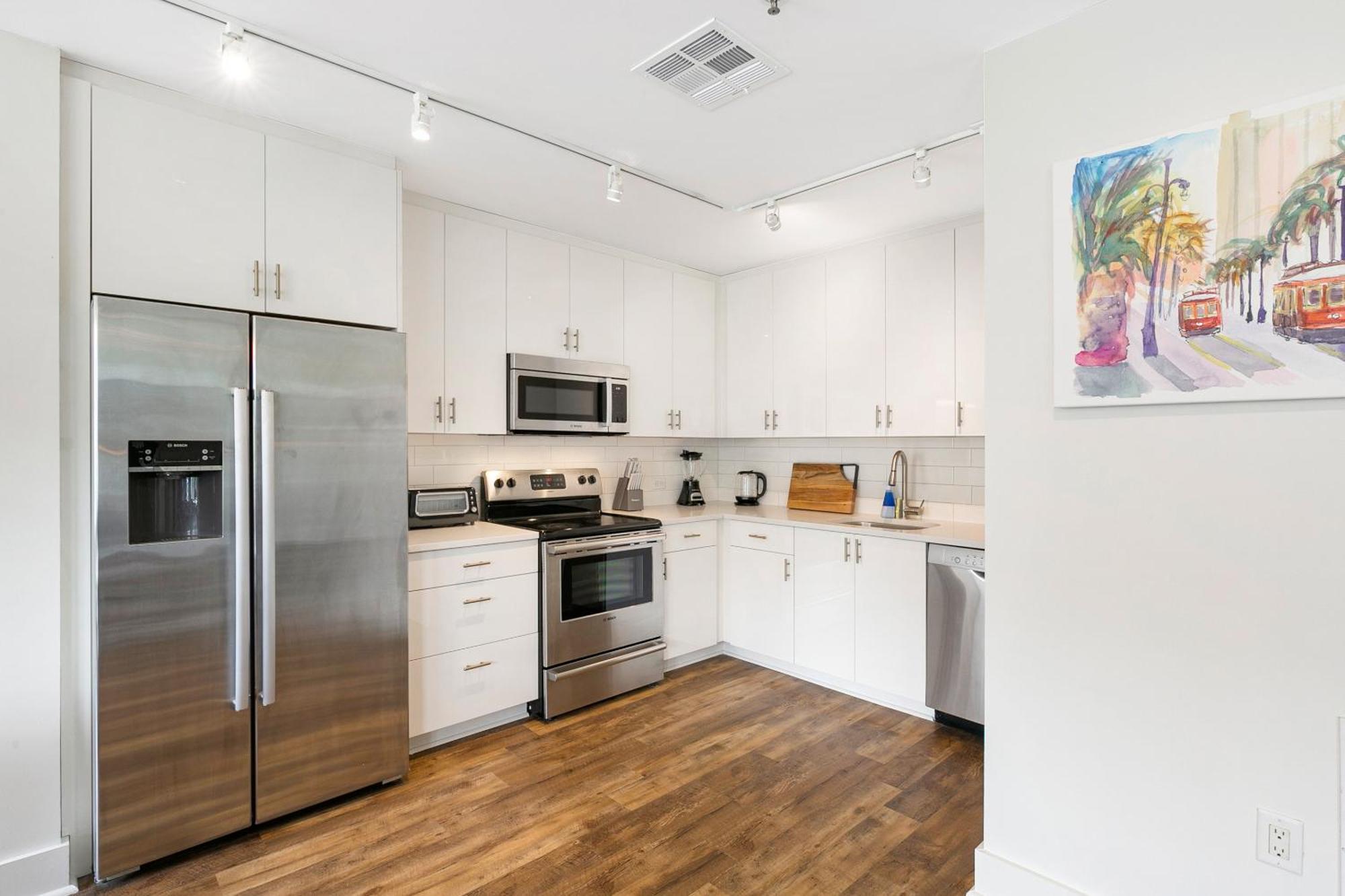 Modern & Fully Furnished In The Heart Of The Apartment *