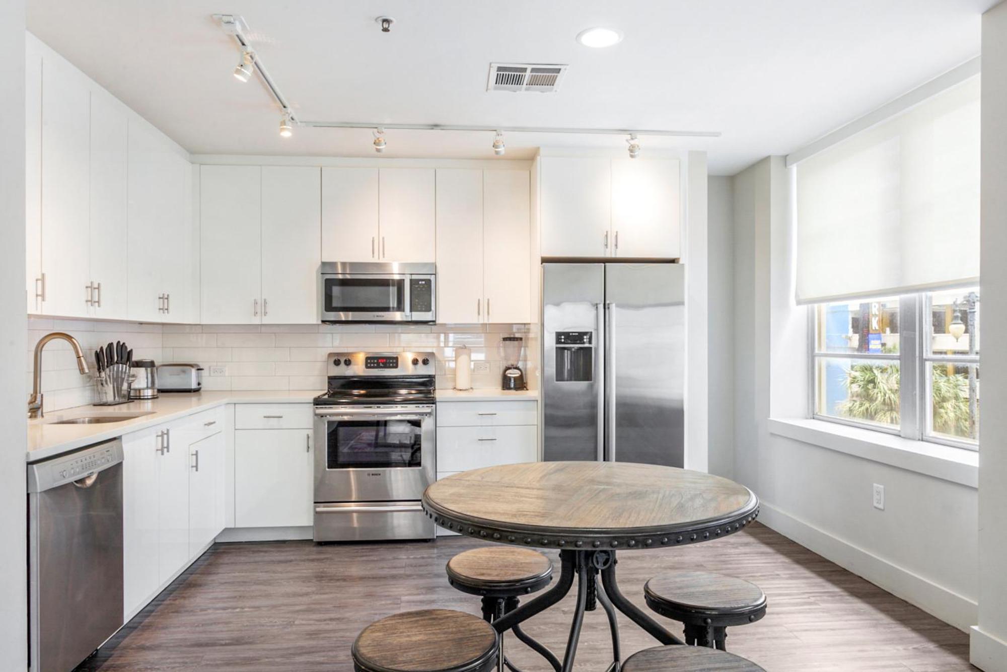 Upscale And Penthouses Close To Canal And Bourbon St *