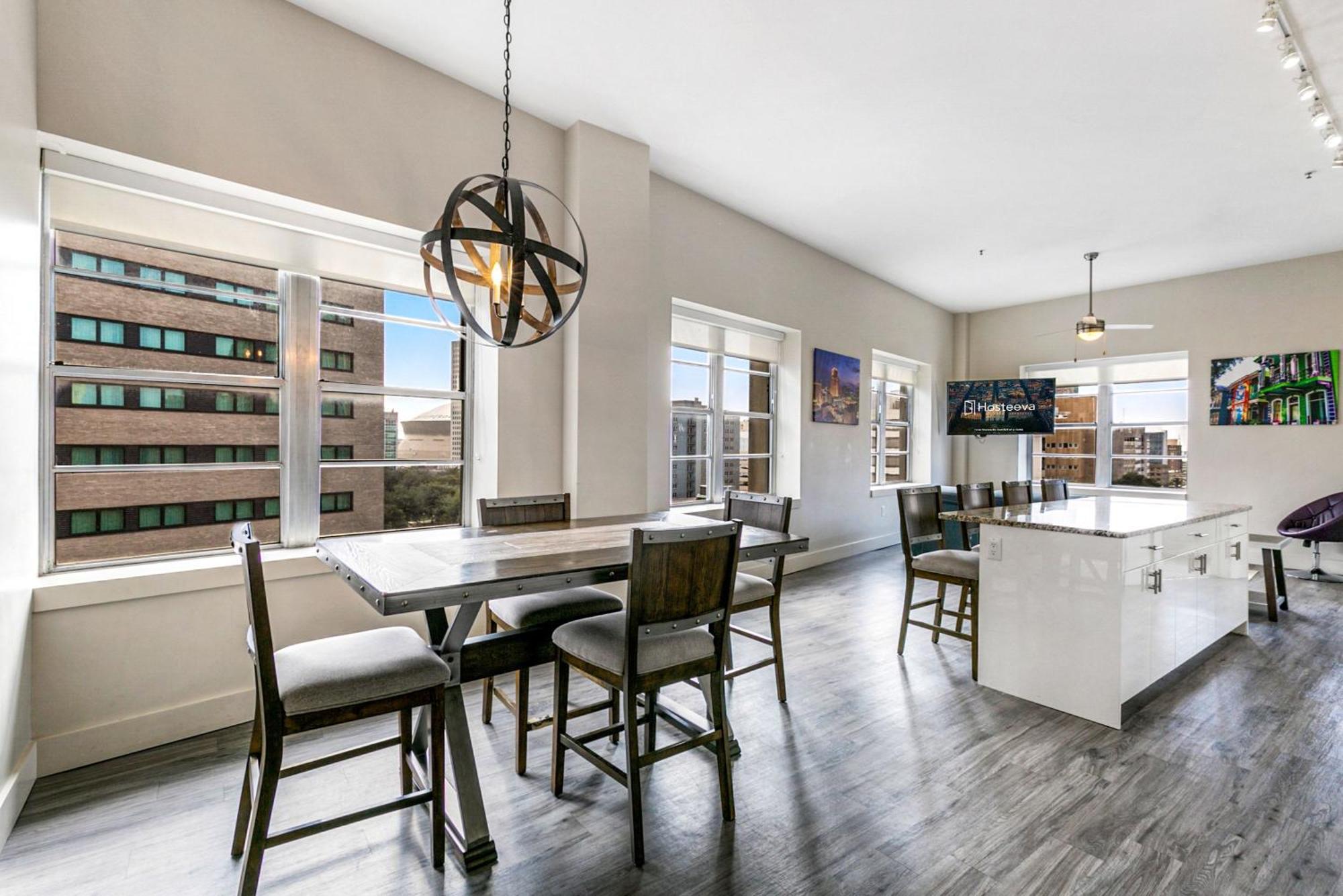 2 Bedroom Elegant In Downtown Apartment *