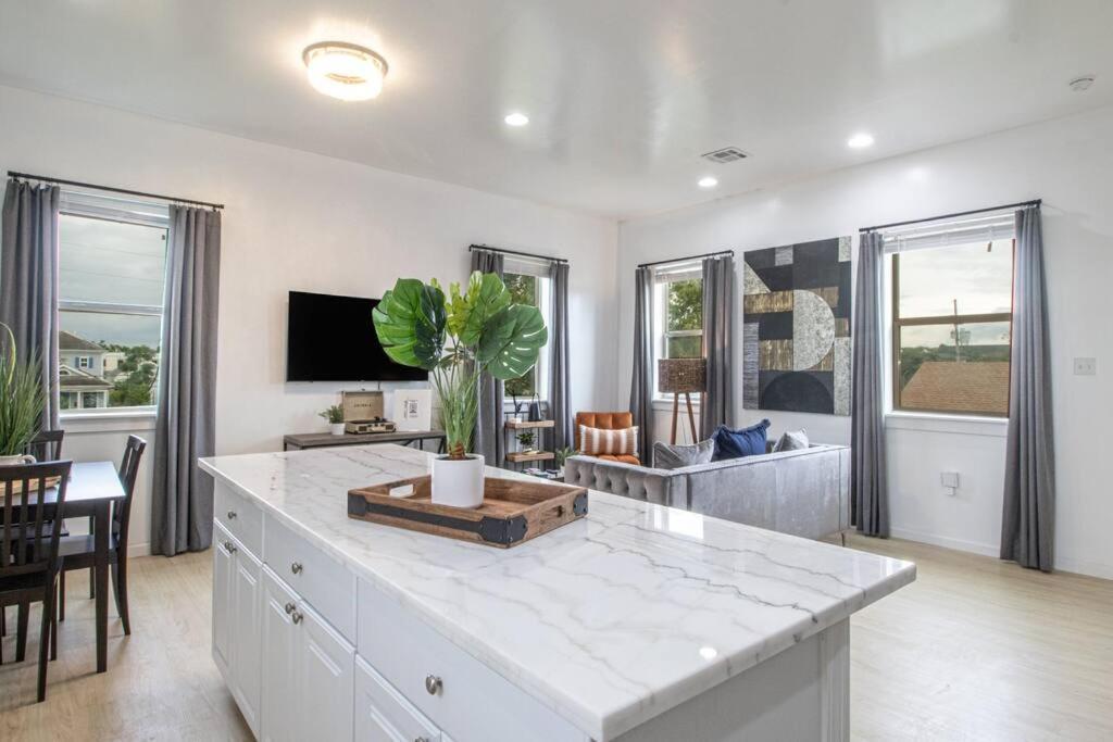 Apartment Luxury 6 Bedroom Oasis *