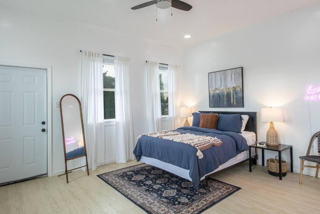 Luxury 6 Bedroom Oasis Apartment *