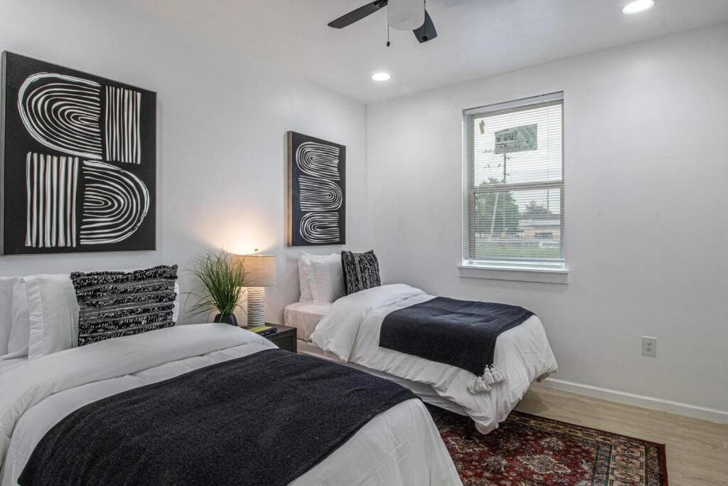 Luxury 6 Bedroom Oasis Apartment *