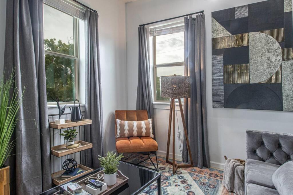 Luxury 6 Bedroom Oasis Apartment *