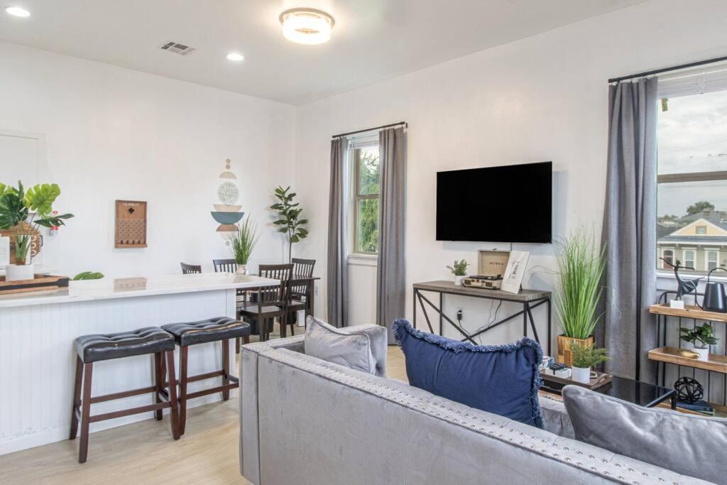Apartment Vibrant Gray Downtown Loft *