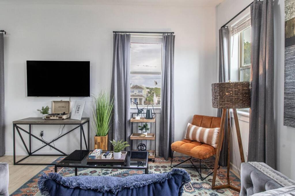 Apartment Vibrant Gray Downtown Loft *