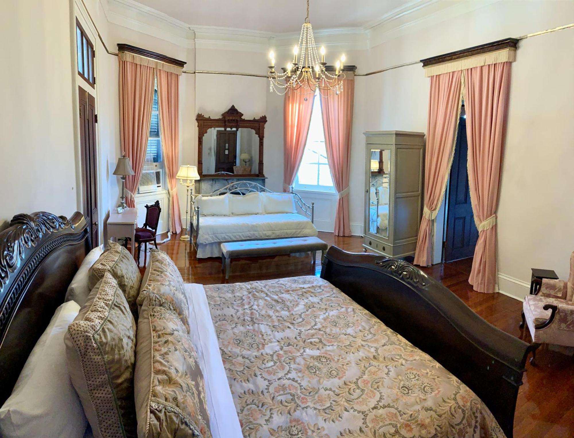 French Quarter Lanaux Mansion Bed & Breakfast *