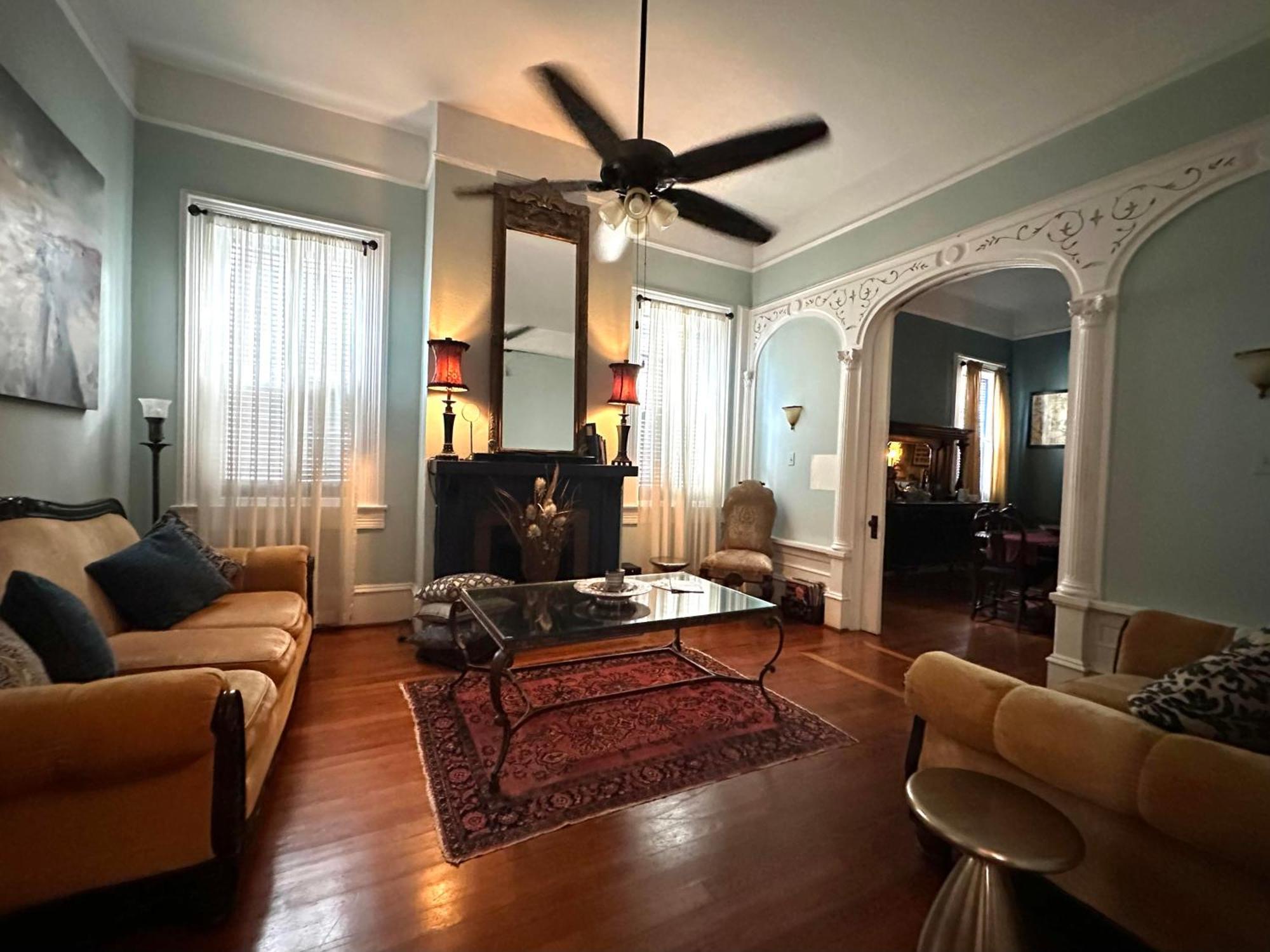 The Dragonfly Treme Guest house *