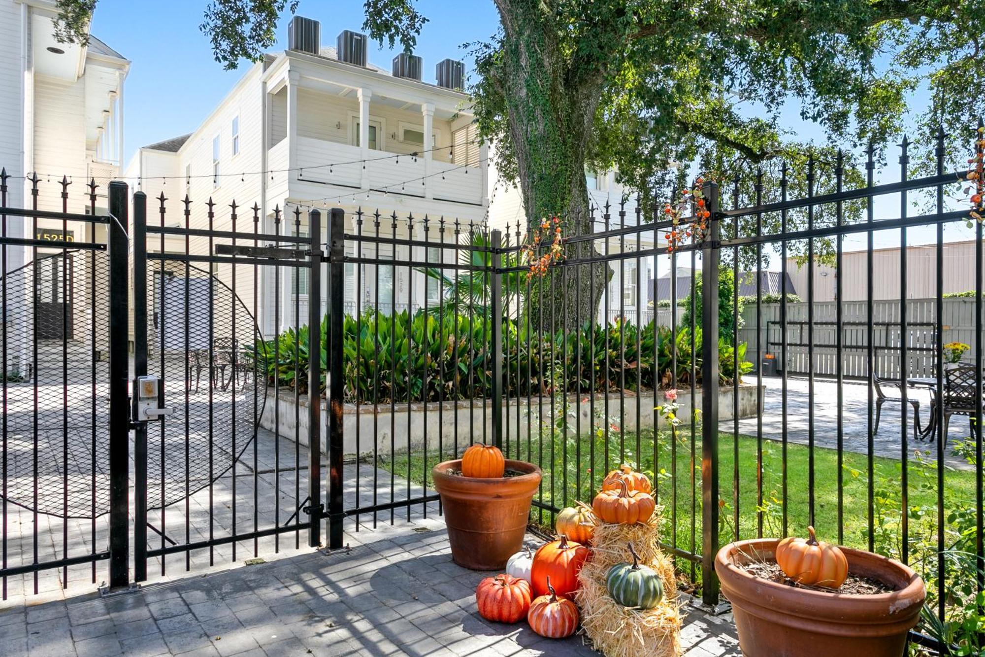 Private 3br On Carondelet By Hosteeva * New Orleans